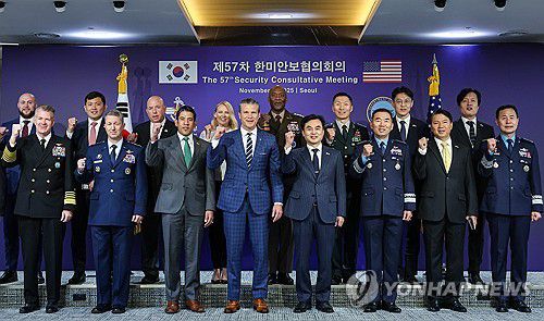 기념 촬영하는 한미 국방장관(서울=연합뉴스) 안규백 국방부 장관과 피트 헤그세스 미국 국방부 장관이 4일 서울 용산 국방부 청사에서 제57차 한미안보협의회의(SCM)에 앞서 주요 참석자들과 기념 촬영하고 있다. 2025.11.4 [사진공동취재단] photo@yna.co.kr