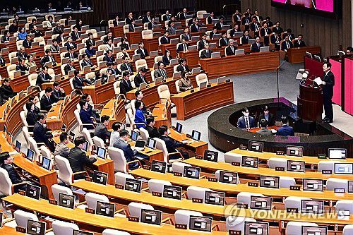 이재명 대통령, 정부 예산안에 대한 시정연설(서울=연합뉴스) 이재명 대통령이 4일 서울 여의도 국회 본회의장에서 내년도 정부 예산안에 대한 시정연설을 하고 있다.      이날 국민의힘 의원들은 추경호 전 원내대표에 대한 구속영장 청구를 규탄하며 불참한 채 본회의장 밖에서 침묵시위를 벌였다. 2025.11.4 [국회사진기자단] photo@yna.co.kr