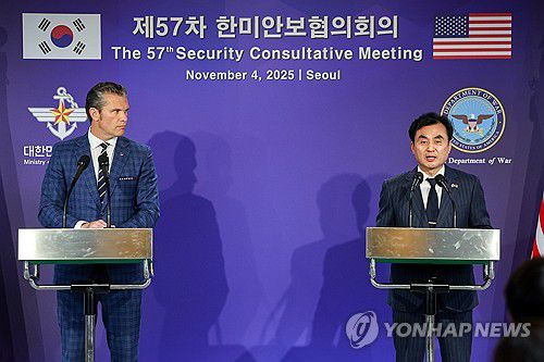 공동기자회견 하는 안규백 국방부 장관(서울=연합뉴스) 안규백 국방부 장관이 4일 서울 용산 국방부 청사에서 열린 제57차 한미안보협의회의(SCM) 공동기자회견에서 취재진의 질문에 답하고 있다. 왼쪽은 피트 헤그세스 미국 국방부(전쟁부) 장관. 2025.11.4 [사진공동취재단] photo@yna.co.kr