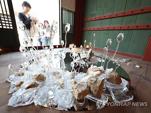 예술가의 눈으로 본 유물(서울=연합뉴스) 강민지 기자 = 국가유산청 예담고 프로젝트전 '땅의 조각, 피어나다' 개막한 4일 서울 중구 덕수궁에서 관람객이 작품을 둘러보고 있다. 전시는 예담고(국가 귀속유산으로 선정되지 않은 유물을 보관·관리·활용 시설)에서 보관 중인 유물을 활용한 작품을 선보인다.   2025.11.4 mjkang@yna.co.kr