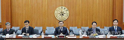 국회 정보위원회 국정원에 대한 국정감사(서울=연합뉴스) 국정원 김희수 기획조정실장(왼쪽부터), 이동수 제1차장, 이종석 원장, 김호홍 제2차장, 김창섭 제3차장이 4일 서울 서초구 내곡동 국가정보원에서 열린 국회 정보위원회 국정원에 대한 국정감사에 출석해 있다. 2025.11.4 [국회사진기자단] photo@yna.co.kr