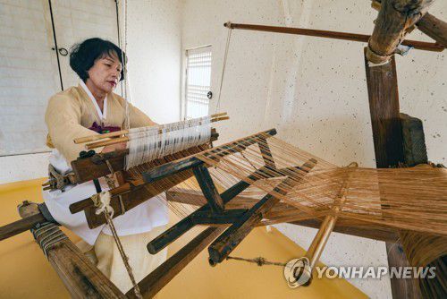 베 짜는 김영숙 안동포 이수자 [사진/임헌정 기자]