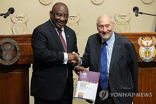 시릴 라마포사 남아공 대통령과 노벨경제학상 수상자인 조지프 스티글리츠 교수[AFP=연합뉴스]