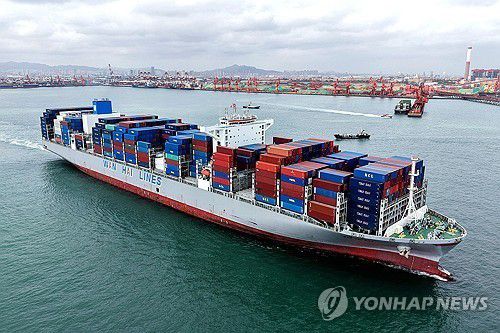 중국 무역항의 컨테이너선[AFP 연합뉴스 자료사진. 재판매 및 DB 금지]