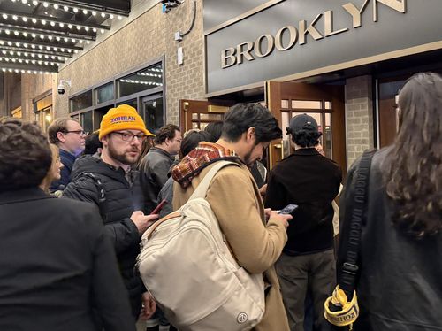 당선 축하 행사장 입장하는 맘다니 지지자들(뉴욕=연합뉴스) 이지헌 특파원 = 조란 맘다니 뉴욕시장 당선인의 지지자들이 4일(현지시간) 밤 축하 행사자인 미국 뉴욕 브루클린 파라마운트 극장 입구에 들어서고 있다. 2025.11.05 pan@yna.co.k