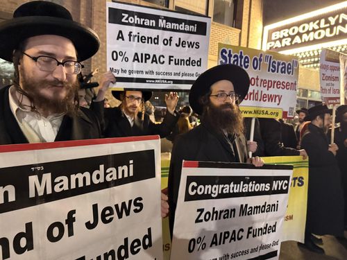 당선 축하 행사자 앞 맘다니 지지 유대인들(뉴욕=연합뉴스) 이지헌 특파원 = 조란 맘다니 뉴욕시장 당선인을 지지하는 유대인들이4일(현지시간) 밤 축하 행사자인 미국 뉴욕 브루클린 파라마운트 극장 입구에 피켓을 들고 서 있다. 2025.11.05 pan@yna.co.k