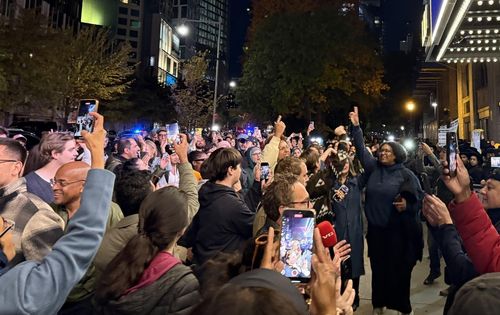 당선축하 행사장 앞 모인 맘다니 지지자들(뉴욕=연합뉴스) 이지헌 특파원 = 조란 맘다니 뉴욕시장 당선인의 지지자들이 4일(현지시간) 밤 축하 행사자인 미국 뉴욕 브루클린 파라마운트 극장 앞에 모여 환호하고 있다. 2025.11.05 pan@yna.co.kr