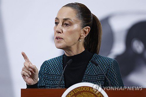 4일(현지시간) 정례 기자회견하는 클라우디아 셰인바움 멕시코 대통령[멕시코시티 EPA=연합뉴스. 재판매 및 DB 금지]