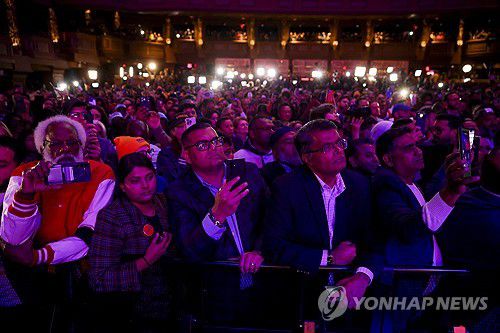 당선축하 행사장의 맘다니 지지자들[뉴욕 EPA=연합뉴스. 재판매 및 DB 금지]