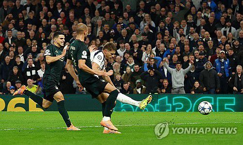 슈팅하는 판더펜.[로이터=연합뉴스]