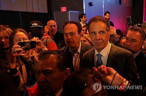 선거 종료 후 행사장 나타난 앤드루 쿠오모 후보[뉴욕 로이터=연합뉴스. 재판매 및 DB 금지]