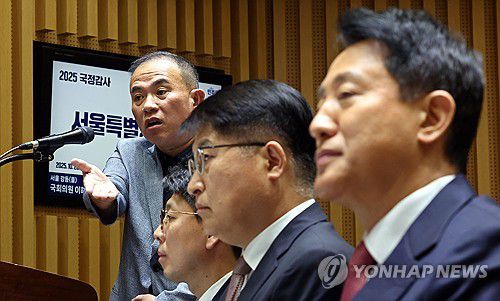 서울시 국정감사 증인 출석해 답변하는 명태균(서울=연합뉴스) 김인철 기자 = 정치 브로커 명태균 씨가 23일 서울 중구 서울시청에서 열린 2025년 국회 행정안전위원회 국정감사에서 의원 질의에 답하고 있다. 오른쪽은 오세훈 서울시장. 2025.10.23 yatoya@yna.co.kr