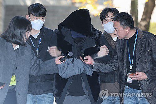 구속심사 출석하는 '일본인 모녀 참변' 음주운전자(서울=연합뉴스) 서대연 기자 = 서울 도심에서 일본인 관광객 모녀를 들이받아 이들 중 어머니인 50대 여성을 숨지게 한 음주운전자 서모씨가 5일 서울 서초구 서울중앙지방법원에서 열린 구속 전 피의자 심문(영장실질심사)에 출석하고 있다. 2025.11.5 dwise@yna.co.kr