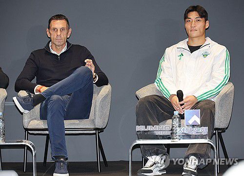 전북 현대 모터스 K리그1 우승 미디어데이(전주=연합뉴스) 임채두 기자 = 5일 전주월드컵경기장 이벤트홀에서 전북 현대 모터스 K리그1 우승 미디어데이가 열리고 있다. 왼쪽부터 거스 포옛 감독, 박진섭 선수. 2025.11.5 doo@yna.co.kr