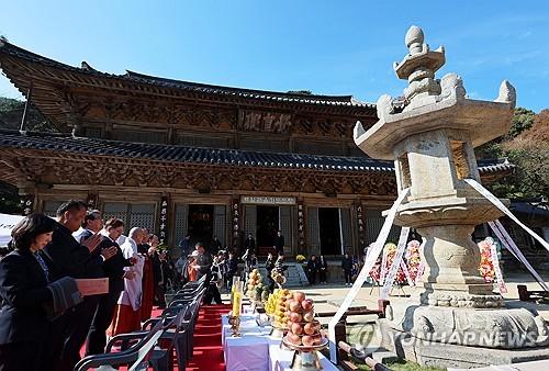 국보 12호 화엄사 석등 복원 기념식(구례=연합뉴스) 조남수 기자 = 5일 오후 전남 구례 화엄사에서 국보 12호인 각황전 앞 석등 복원 기념식이 열리고 있다. 국가유산청 국립문화유산연구원은 국보인 석등에서 균열과 파손이 확인됨에 따라 지난 2023년 5월 부분 해체 보수를 시작한 뒤 약 3년 만에 복원 공사를 마무리했다. 2025.11.5 iso64@yna.co.kr