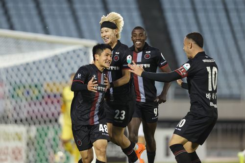 기뻐하는 부천 선수단[한국프로축구연맹 제공. 재판매 및 DB 금지]
