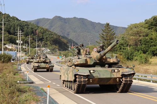 육군 제7기동군단이 지난해 실시한 대규모 기계화부대 기동훈련에서 K2전차가 도로 기둥을 하고 있다. [육군 제7기동군단 제공.재판매 및 DB 금지]