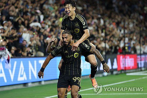 손흥민(뒤쪽)과 골 세리머니 하는 LAFC 드니 부앙가.[Kiyoshi Mio-Imagn Images=연합뉴스]