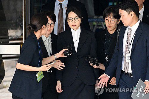 영장심사 마친 김건희 여사(서울=연합뉴스) 윤석열 전 대통령 부인 김건희 여사가 12일 구속 전 피의자 심문(영장실질심사)을 마친 뒤 서울 서초구 서울중앙지법을 나서고 있다. 2025.8.12 [사진공동취재단] photo@yna.co.kr