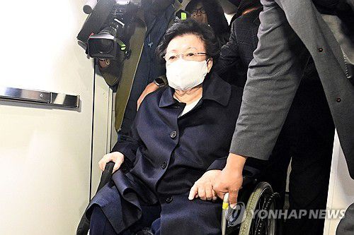 휠체어 타고 특검 출석하는 이배용 전 국교위원장(서울=연합뉴스) 홍해인 기자 = 이배용 전 국가교육위원장이 6일 서울 광화문 KT 빌딩에 마련된 김건희특검 사무실로 출석하고 있다.      이 전 위원장은 김건희 여사에게 금품을 건네고 공직 인사를 청탁했다는 의혹을 받고 있다. 2025.11.6 [공동취재] hihong@yna.co.kr