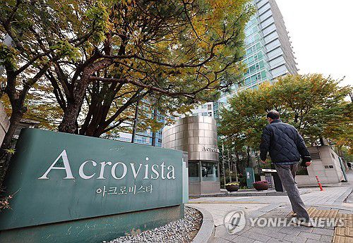 김건희특검, 아크로비스타 등 7곳 압수수색(서울=연합뉴스) 김주형 기자 = 김건희 여사의 의혹들을 수사하는 민중기 특별검사팀이 6일 한남동 대통령관저 이전 의혹과 관련해 아크로비스타 등 7곳을 압수 수색하는 것으로 알려졌다     사진은 윤석열 전 대통령 부부의 자택이 있는 서울 서초구 아크로비스타 모습. 2025.11.6 kjhpress@yna.co.kr