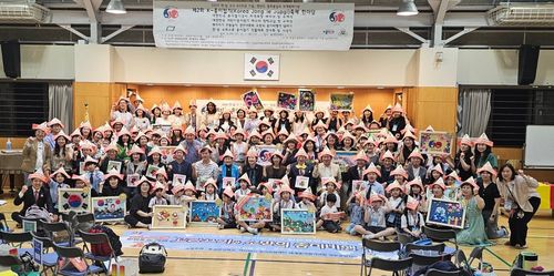 한일 수교 60주년 기념 도쿄 'K-종이접기 축제 한마당'(도쿄=연합뉴스) 강성철 기자 = 지난 6월 2일 일본 동경한국학교에서 열린 'K-종이접기 축제 한마당'에서 참가자들이 고깔을 쓰고 한일 수교 60주년을 기념하고 평화통일 및 세계평화를 기원하고 있다. 2025.6.2 wakaru@yna.co.kr