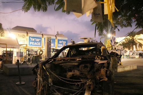 불탄 자동차(텔아비브=연합뉴스) 김동호 특파원 = 6일(현지시간) 텔아비브미술관 앞 인질 광장에 하마스가 불태운 자동차가 전시돼 있다. 2025.11.7 dk@yna.co.k