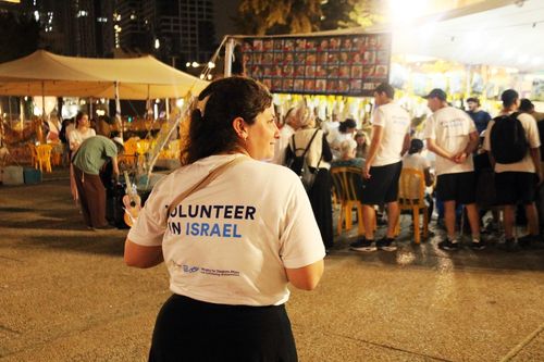 '자원봉사'(텔아비브=연합뉴스) 김동호 특파원 = 6일(현지시간) 텔아비브미술관 앞 인질 광장을 찾은 시민. 2025.11.7 dk@yna.co.k
