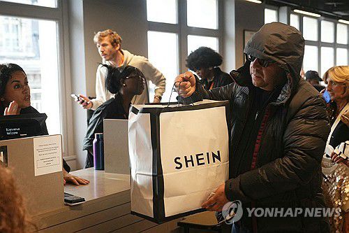 파리 쉬인 매장에서 의류 구매한 남성[AFP 연합뉴스 자료사진. 재판매 및 DB 금지]