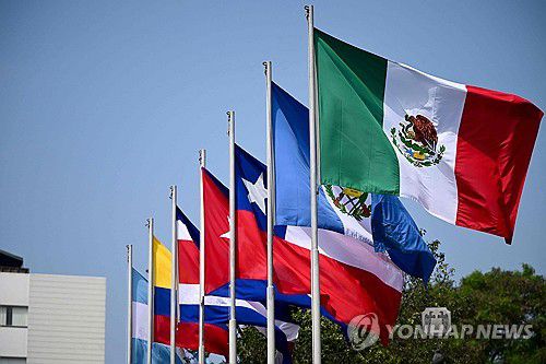 6일(현지시간) 페루 국회의사당 인근에 걸린 멕시코 국기[리마 AFP=연합뉴스. 재판매 및 DB 금지]