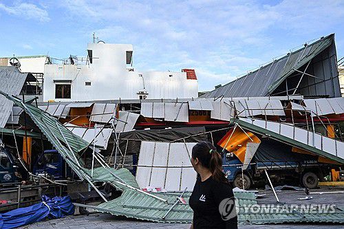 태풍 갈매기, 베트남 상륙(잘라이성[베트남] AFP=연합뉴스) 7일(현지시간) 베트남 중부 잘라이성의 건물들이 태풍 '갈매기'의 강풍으로 부서진 모습.