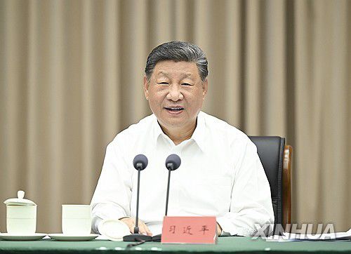 하이난에서 업무보고 받는 시진핑 중국 국가주석[신화통신 연합뉴스 자료사진. 재판매 및 DB금지]