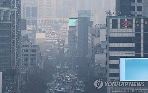전국 흐리고 미세먼지 '나쁨'(서울=연합뉴스) 김인철 기자 = 전국이 흐리고 미세먼지 농도가 '나쁨' 수준을 보인 6일 서울 종로구 일대가 뿌옇게 보이고 있다. 2025.1.6 yatoya@yna.co.kr