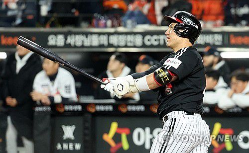 박동원, 추격하는 홈런(대전=연합뉴스) 김준범 기자 = 30일 대전 한화생명 볼파크에서 열린 2025 프로야구 KBO리그 포스트시즌 한국시리즈 4차전 LG 트윈스와 한화 이글스의 경기. 9회초 무사 2루 때 LG 박동원이 김서현을 상대로 2점 홈런을 쳐내고 있다. 2025.10.30 psykims@yna.co.kr