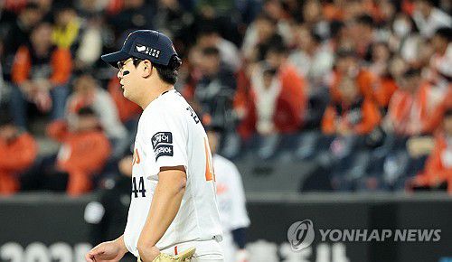 강판하는 김서현(대전=연합뉴스) 김준범 기자 = 30일 대전 한화생명 볼파크에서 열린 2025 프로야구 KBO리그 포스트시즌 한국시리즈 4차전 LG 트윈스와 한화 이글스의 경기. 9회초 한화 김서현이 강판하고 있다. 2025.10.30 psykims@yna.co.kr