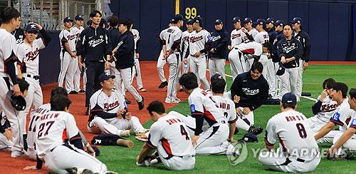 스트레칭으로 몸 푸는 한국야구 대표팀(서울=연합뉴스) 최재구 기자 = 대한민국 야구 국가대표 선수들이 4일 서울 고척스카이돔에서 본격적인 훈련에 앞서 스트레칭으로 몸을 풀고 있다. 2026년 3월 월드베이스볼클래식(WBC)을 준비하는 야구 국가대표 선수단은 이번 주말 평가전을 앞두고 전체가 다 모인 첫 훈련을 진행했다. 2025.11.4 jjaeck9@yna.co.kr