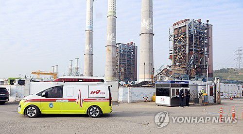 구조된 매몰자 이송하는 구급차(울산=연합뉴스) 김근주 기자 = 울산화력발전소 보일러 타워 붕괴 사고 현장에서 7일 오전 구급차가 심정지 상태로 구조된 매몰자를 이송하고 있다. 2025.11.7 canto@yna.co.kr