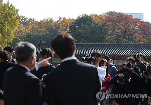'고층건물 개발 진행된다면'(서울=연합뉴스) 류영석 기자 = 최휘영 문화체육관광부 장관과 허민 국가유산청장이 7일 역사문화환경 보존지역 바깥에서의 개발 규제 완화 조례에 대한 대법원 판결과 관련해 서울 종묘를 찾아 전경을 점검하고 있다.     지난 6일 대법원은 문화유산법 해석상 보존지역 바깥에 대해서까지 국가유산청과 협의해 조례를 정해야 한다고 볼 수는 없다며 해당 지역의 개발 규제를 완화한 서울시 조례 개정이 법령 우위 원칙(법령이 조례보다 위에 있다는 원칙)에 위반되지 않는다고 판단했다. 2025.11.7 ondol@yna.co.kr
