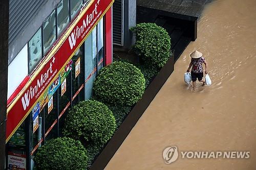 물에 잠긴 하노이 거리지난달 7일(현지시간) 폭우로 하노이 시내가 침수된 모습. 2025.11.08 [EPA 연합뉴스 자료사진. 재판매 및 DB 금지]