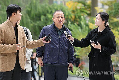 명태균, 특검 참고인 조사(서울=연합뉴스) 류영석 기자 = 정치브로커 명태균 씨가 8일 '여론조사비 대납 의혹'을 수사하는 민중기 특별검사팀의 사무실이 마련된 서울 KT광화문빌딩 웨스트에 참고인 조사를 받기 위해 출석하고 있다. 2025.11.8 ondol@yna.co.kr