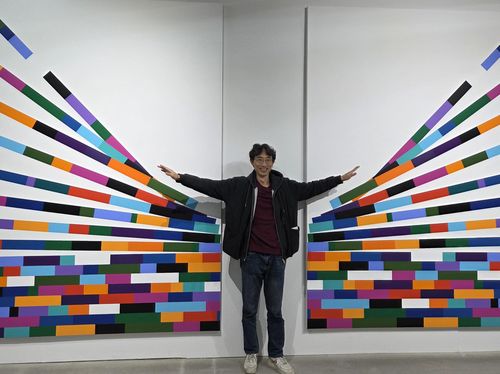 권기수 작가(서울=연합뉴스) 박의래 기자 = 사비나미술관에서 열리는 권기수 개인전 '색죽, 비선' 전시장에서 권기수 작가가 7일 '지붕, 치마, 그리고 날개-담장' 앞에서 기념촬영을 하고 있다. 2025.11.9. laecorp@yna.co.kr