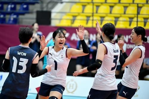 득점 후 기뻐하는 한국 U-16 여자배구 대표팀 선수들[아시아배구연맹 페이스북 캡처. 재판매 및 DB 금지]