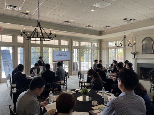 애틀랜타 총영사관, 미국 조지아주 한국 기업 대상 설명회(애틀랜타=연합뉴스) 미국 애틀랜타 총영사관 김대환 부총영사가 8일(현지시간) 조지아주 덜루스에서 한국기업과 협의회를 갖고 미국 비자 및 입국심사에 유의할 것을 당부하고 있다. [애틀랜타 총영사관 제공. 재판매 및 DB 금지] 2025. 11. 9. photo@yna.co.kr