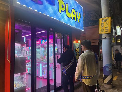 현장 점검하는 경찰관[부산경찰청 제공. 재판매 및 DB 금지]