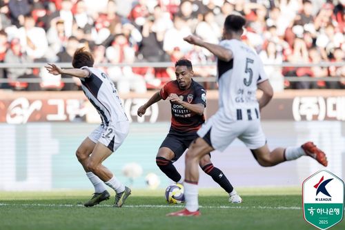 쇄도하는 포항의 주닝요[한국프로축구연맹 제공. 재판매 및 DB 금지]