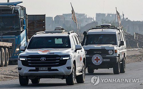 하마스가 이스라엘군 하다르 골딘 중위라고 밝힌 시신을 옮기는 적십자 차량[로이터=연합뉴스]