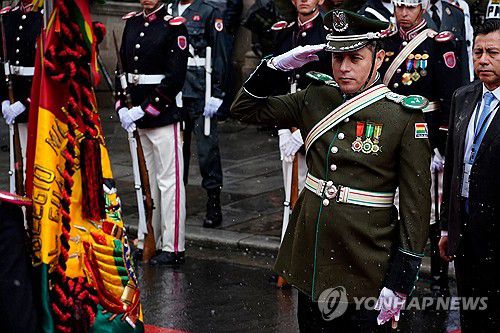 8일(현지시간) 경찰 제복 입고 취임식장에 온 에드만 라라 볼리비아 부통령[라파스 AP=연합뉴스. 재판매 및 DB 금지]