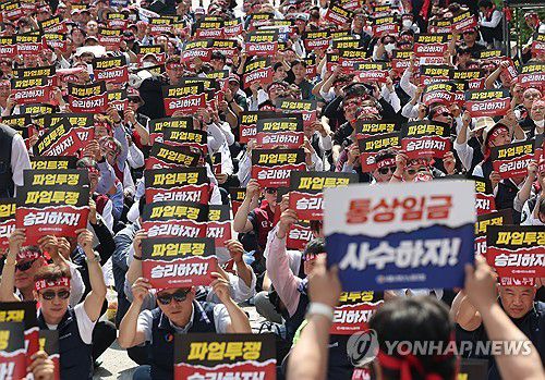 파업 손팻말 든 서울시버스노조 조합원들(서울=연합뉴스) 김성민 기자 = 전국자동차노련 서울시버스노조가 26일 서울 송파구 서울시교통회관 앞에서 연 파업 출정식에서 조합원들이 손팻말을 들고 있다. 자동차노련 산하 버스 노조는 임금·단체협약(임단협) 교섭이 결렬될 경우 오는 28일 첫 차부터 전국 동시 파업에 들어간다고 예고했다. 2025.5.26 ksm7976@yna.co.kr