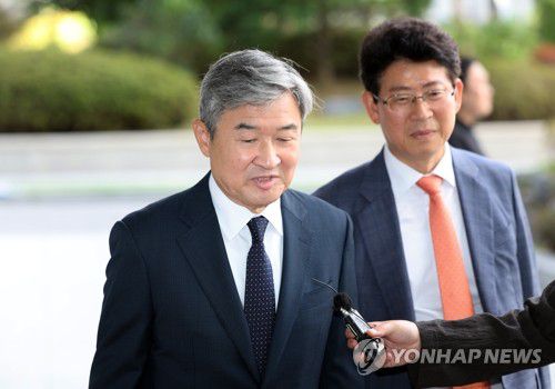 조태용 전 국정원장, 내란특검 출석(서울=연합뉴스) 이진욱 기자 = 12·3 비상계엄 전후 상황 전반에 관여한 혐의를 받는 조태용 전 국정원장이 15일 서울 서초구 서울고검에 마련된 조은석 내란특별검사팀 사무실에 피의자 신분으로 출석, 취재진 질문에 답하고 있다. 2025.10.15 cityboy@yna.co.kr