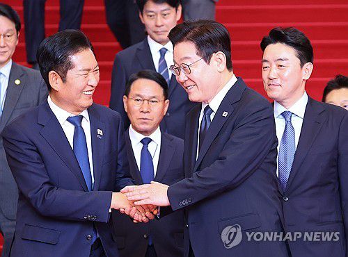 악수하는 이재명 대통령과 정청래 대표[연합뉴스 자료사진]